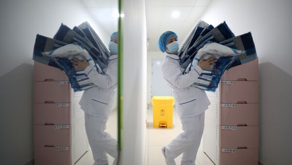 Una médica con una mascarilla debido al nuevo coronavirus - Sputnik Mundo