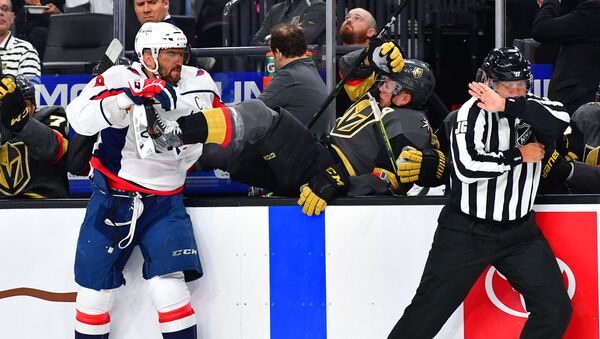 El capitán del equipo de hockey Washington Capital, el jugador ruso Alexandr Ovechkin, envia a su oponente Nate Schmidt al banquillo - Sputnik Mundo