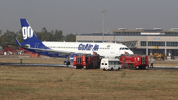 El avión incendiado de la compañía GoAir en Ahmedabad, La India - Sputnik Mundo