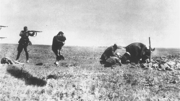 Miembros del escuadrón de la muerte nazi Einsatzgruppen matando a judíos en Ucrania - Sputnik Mundo
