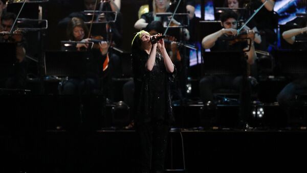 La cantante Billie Eilish interpreta la canción 'No Time to Die' durante la ceremonia de entrega de los premios Brit 2020 - Sputnik Mundo