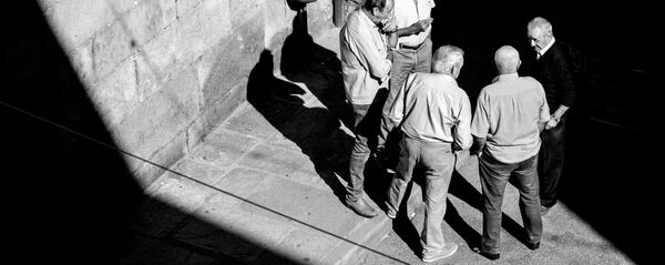 Grupo de ancianos discute en un corrillo Grupo de ancianos discute en un corrillo - Sputnik Mundo