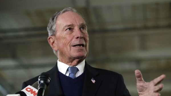 El potencial candidato presidencial demócrata Michael Bloomberg habla con los medios de comunicación - Sputnik Mundo