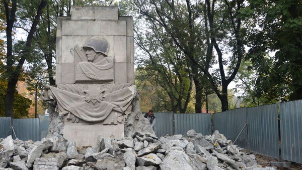 Demolición del monumento de gratitud a los soldados del Ejército Rojo que cayeron durante la Gran Guerra Patria en Varsovia - Sputnik Mundo