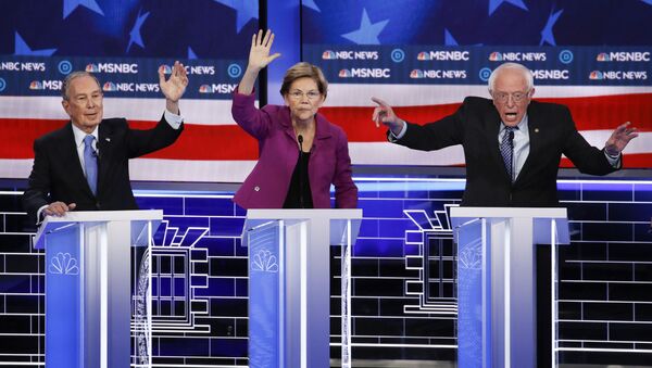 De izquierda a derecha, los candidatos presidenciales demócratas, Mike Bloomberg, Elizabeth Warren, Bernie Sanders - Sputnik Mundo