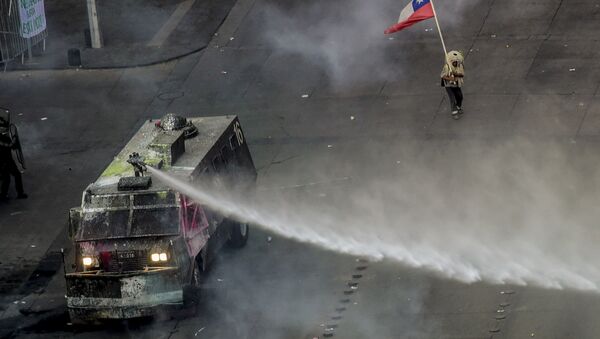 Carro lanzaguas durante las protestas en Chile - Sputnik Mundo