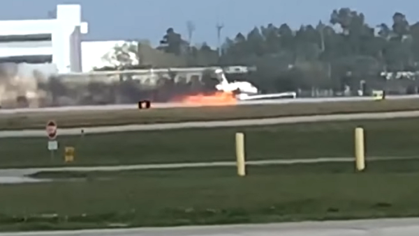 Una avioneta en llamas aterriza de panza en un aeropuerto de EEUU - Sputnik Mundo