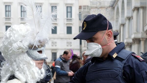 Policía con mascarilla durante el carnaval de Venecia - Sputnik Mundo