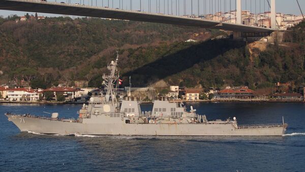El destructor USS Ross de la Armada de Estados Unidos cruza el estrecho del Bósforo en dirección al mar Negro - Sputnik Mundo