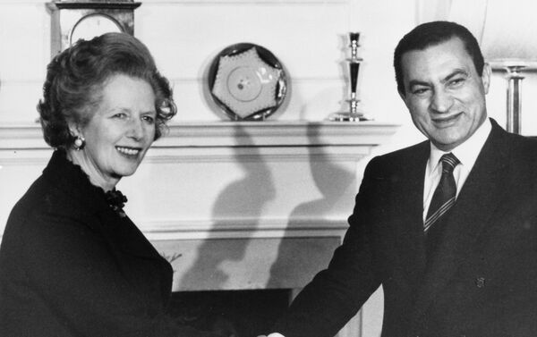 Hosni Mubarak y la primera ministra británica, Margaret Thatcher - Sputnik Mundo