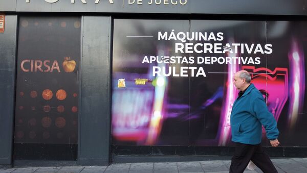 Un hombre pasa por delante de salón de apuestas en Vallecas, Madrid. - Sputnik Mundo