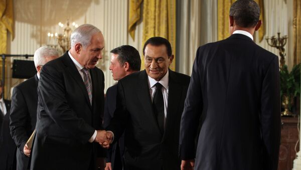 El primer ministro israelí, Benjamín Netanyahu, junto al expresidente egipcio Hosni Mubarak (archivo) - Sputnik Mundo