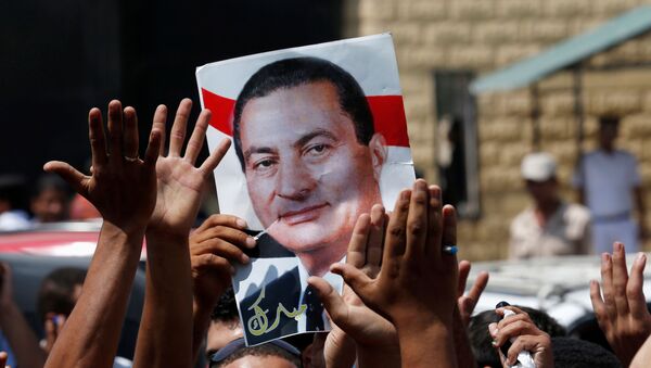 Los partidarios de Hosni Mubarak sostienen su cartel para celebrar su liberación frente a la puerta principal de la prisión de Tora, en las afueras de El Cairo - Sputnik Mundo