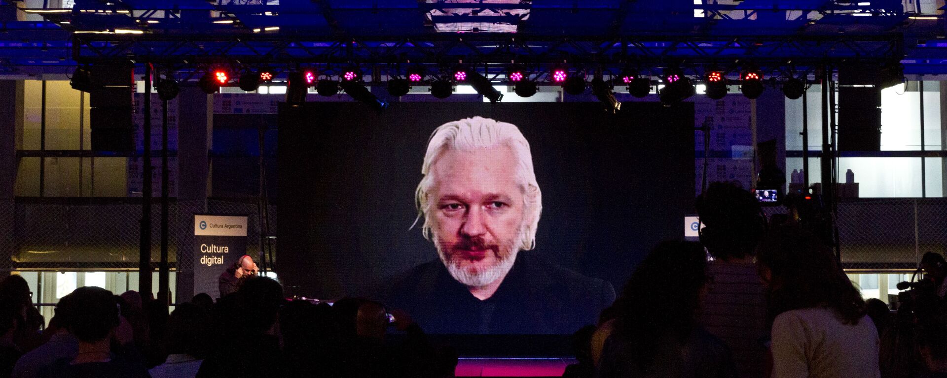 Julian Assange durante una vídeoconferencia Julian Assange durante una vídeoconferencia - Sputnik Mundo, 1920, 30.04.2021