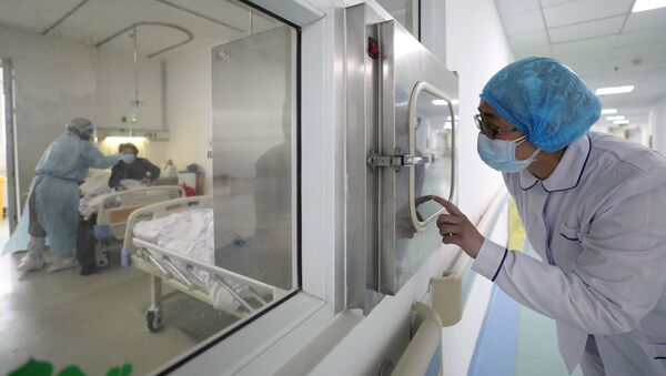 Un médico en un hospital observa la asistencia del personal a pacientes con coronavirus - Sputnik Mundo