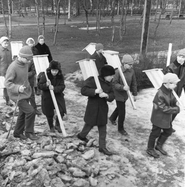 Sábados comunistas y casitas de pájaros: así celebraban la llegada de la primavera en la URSS

 - Sputnik Mundo