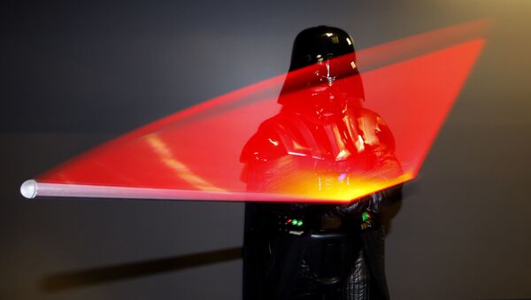 Darth Vader con su espada láser de Star Wars - Sputnik Mundo