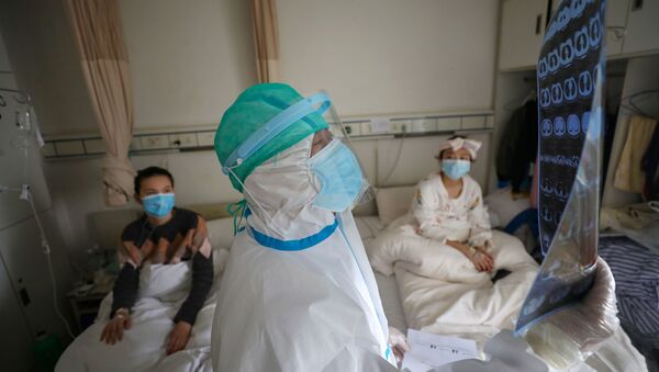 Un médico en un hospital de Wuhan, China - Sputnik Mundo