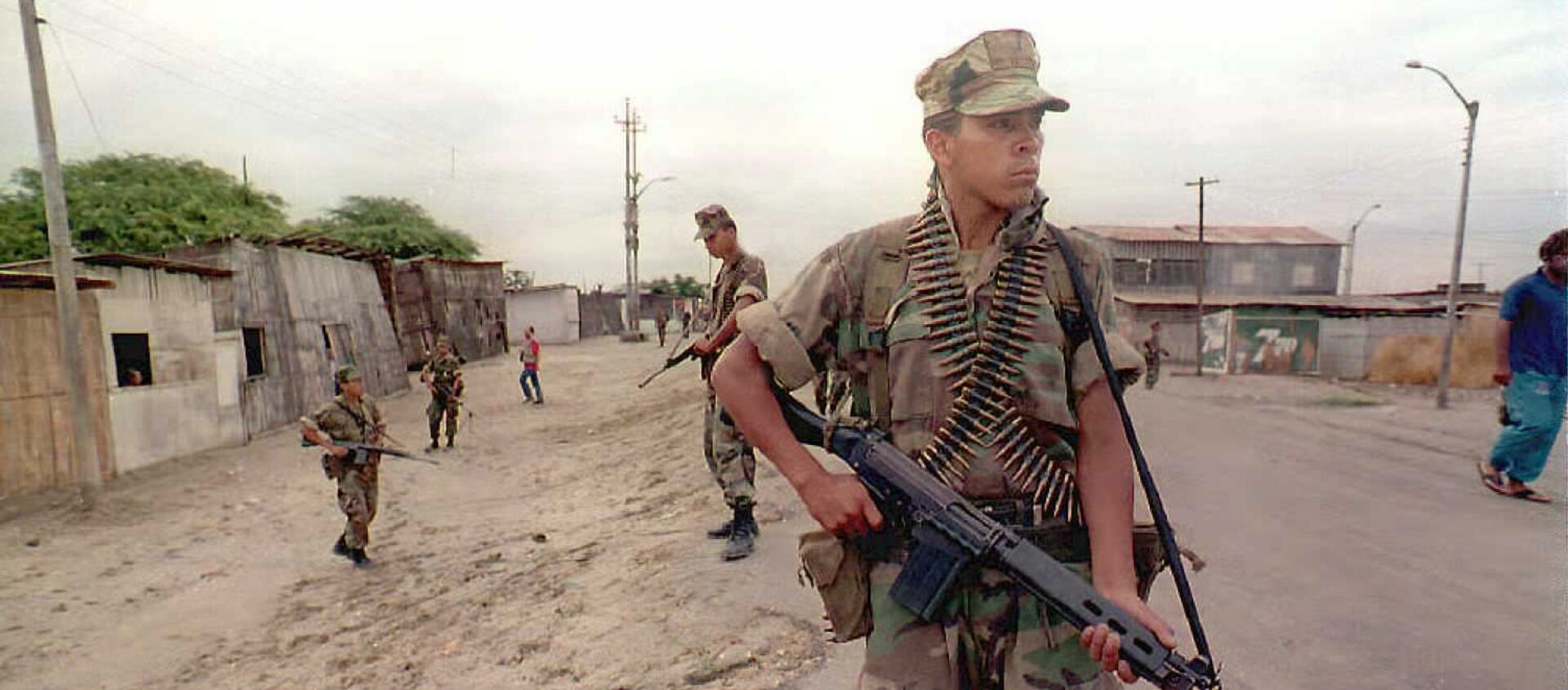 Soldados peruanos patrullan una ciudad cerca de la frontera con Ecuador, 1995 (imagen referencial) - Sputnik Mundo, 1920, 28.02.2020