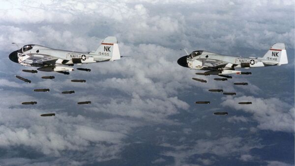 Dos bombarderos Grumman A-6A Intruder lanzan bombas contra Vietnam - Sputnik Mundo