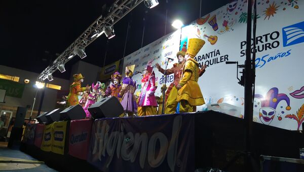 La murga uruguaya La Gran Muñeca durante una actuación en el Carnaval de Montevideo - Sputnik Mundo