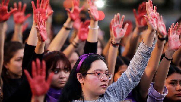 Protesta contra la violéncia machista y los feminicidios en Puebla, México - Sputnik Mundo