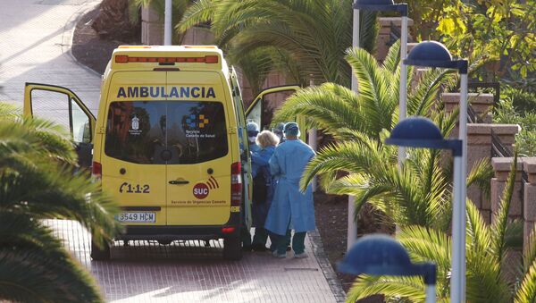 Una ambulancia en Tenerife lleva a un turista sospechoso con el coronavirus - Sputnik Mundo