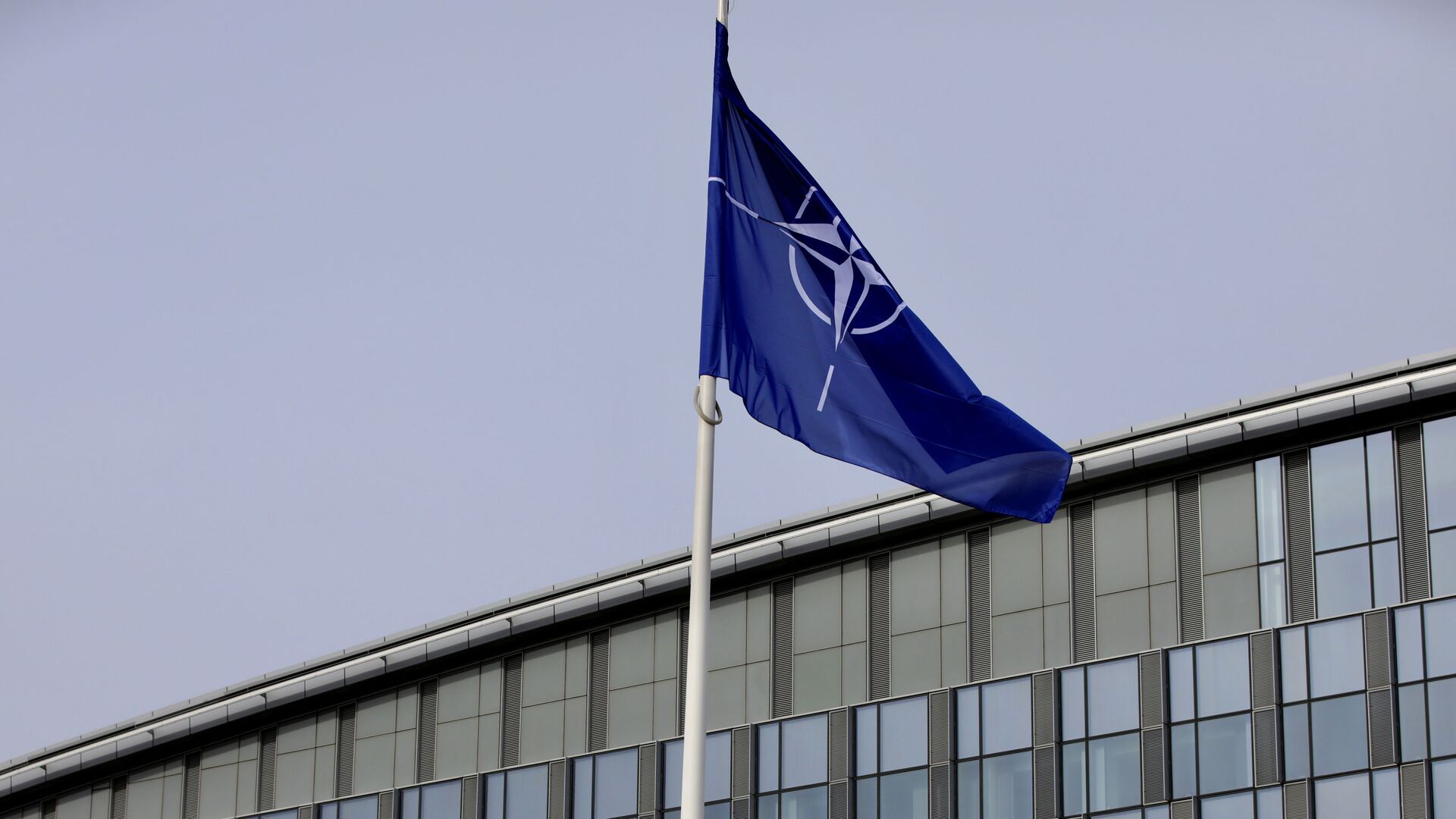 La bandera de la OTAN y de algunos de sus miembros ondean frente a la sede de la organización en Bruselas - Sputnik Mundo, 1920, 26.05.2023