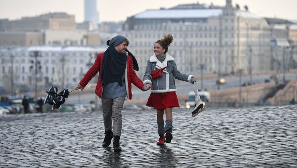 Dos jóvenes moscovitas en un paseo por la ciudad - Sputnik Mundo