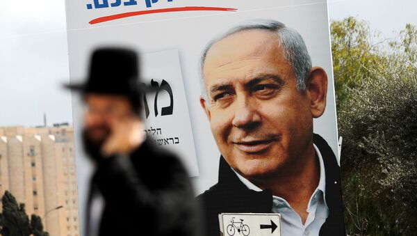 Cartel del partido principal de la derecha israelí, encabezado por el primer ministro en funciones, Benjamín Netanyahu - Sputnik Mundo
