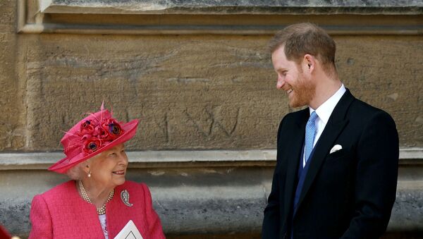 Príncipe Harry e Isabel II en el Castillo de Windsor - Sputnik Mundo