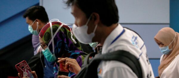 La gente con mascarillas debido al nuevo coronavirus La gente con mascarillas debido al nuevo coronavirus - Sputnik Mundo