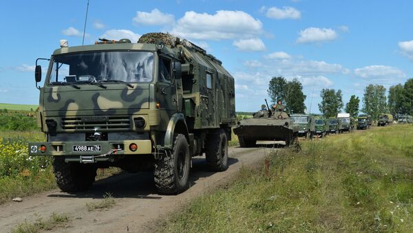 Un canión militar Kamaz y otra técnica militar rusa - Sputnik Mundo