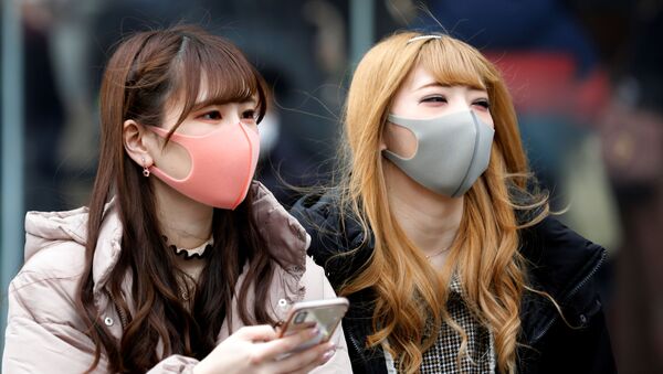 Chicas en mascarillas en las calles de Tokio - Sputnik Mundo