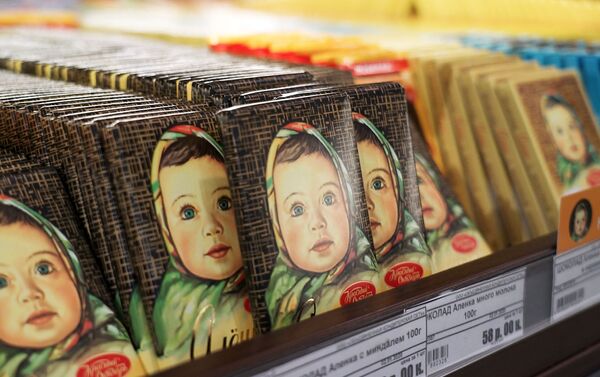 Las tabletas del chocolate Alionka en una tienda - Sputnik Mundo