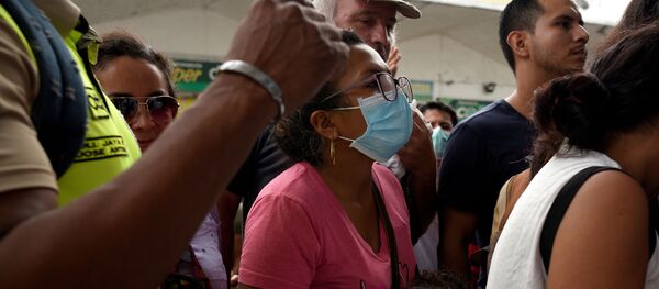 Gente en cola para comprar mascarillas en Ecuador Gente en cola para comprar mascarillas en Ecuador - Sputnik Mundo