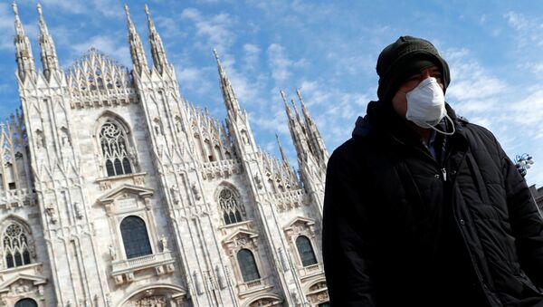 Un hombre con mascarilla en Milano - Sputnik Mundo