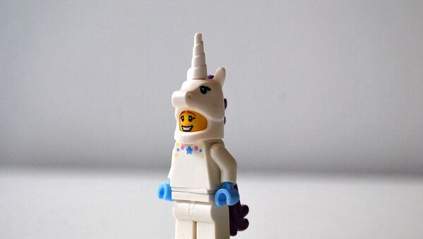 Una figura de Lego con un disfraz de Unicornio - Sputnik Mundo