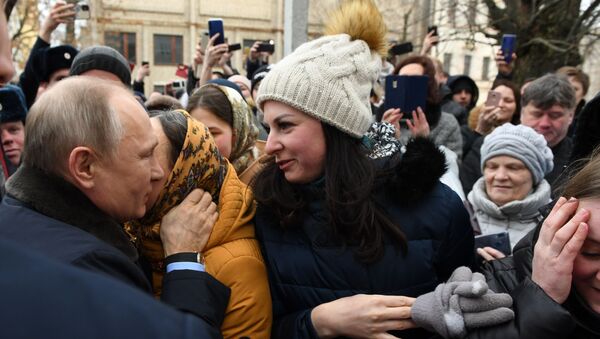 El presidente ruso, Vladímir Putin, y una mujer de la ciudad de Ivánovo - Sputnik Mundo