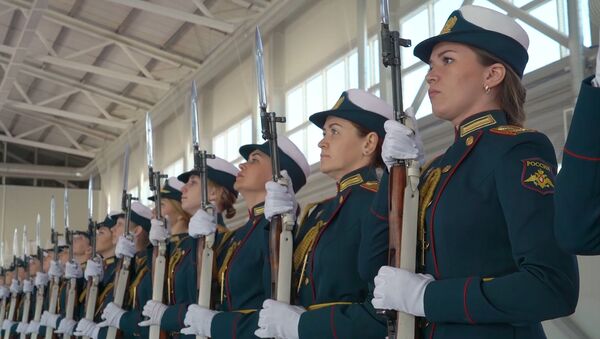 La belleza del Ejército: el entrenamiento de las militares rusas para el 9 de mayo - Sputnik Mundo