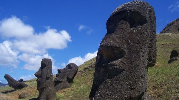 Estatuas moái de la isla de Pascua  - Sputnik Mundo