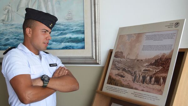 Un alumno de la Escuela Naval de Montevideo en la exposición dedicada al 200 del descubrimiento de la Antártida - Sputnik Mundo