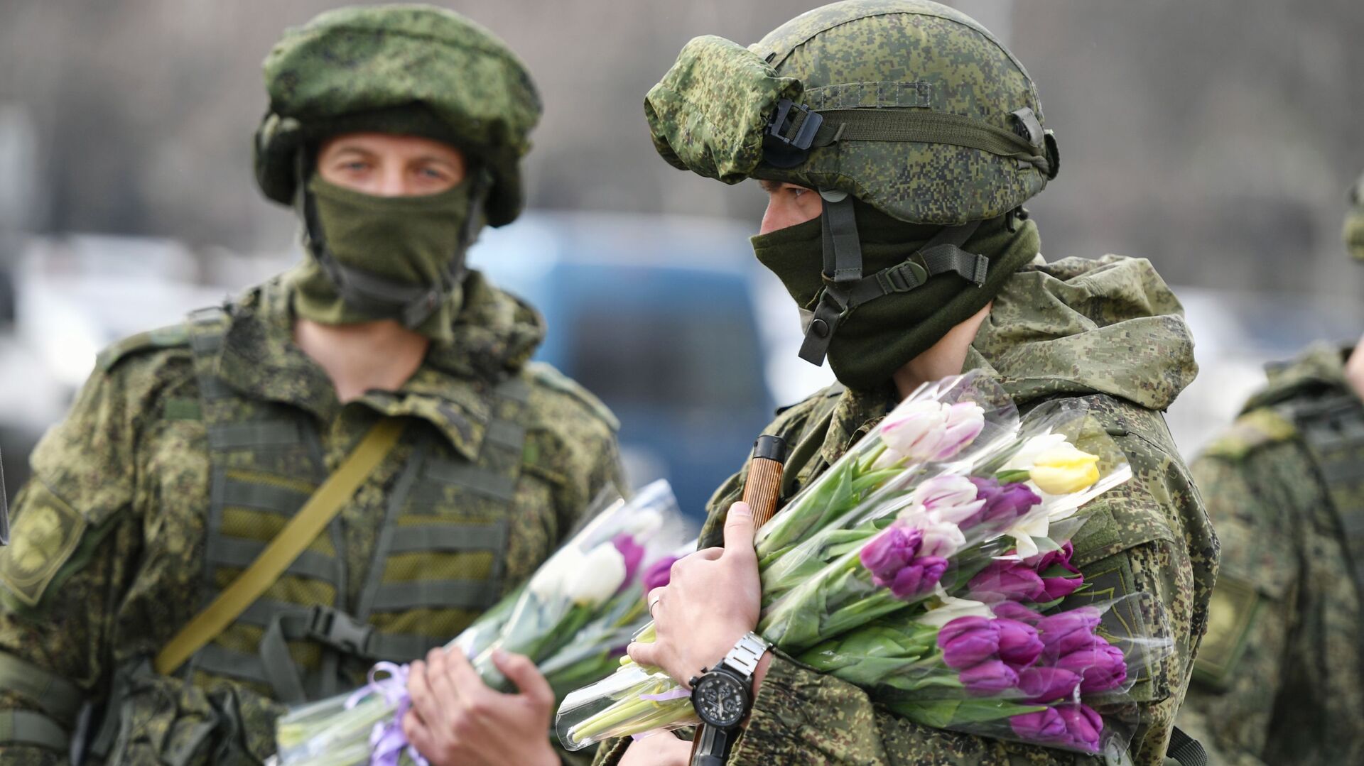 Militares rusos sostienen flores que regalarán con motivo del Día de la Mujer - Sputnik Mundo, 1920, 27.11.2021