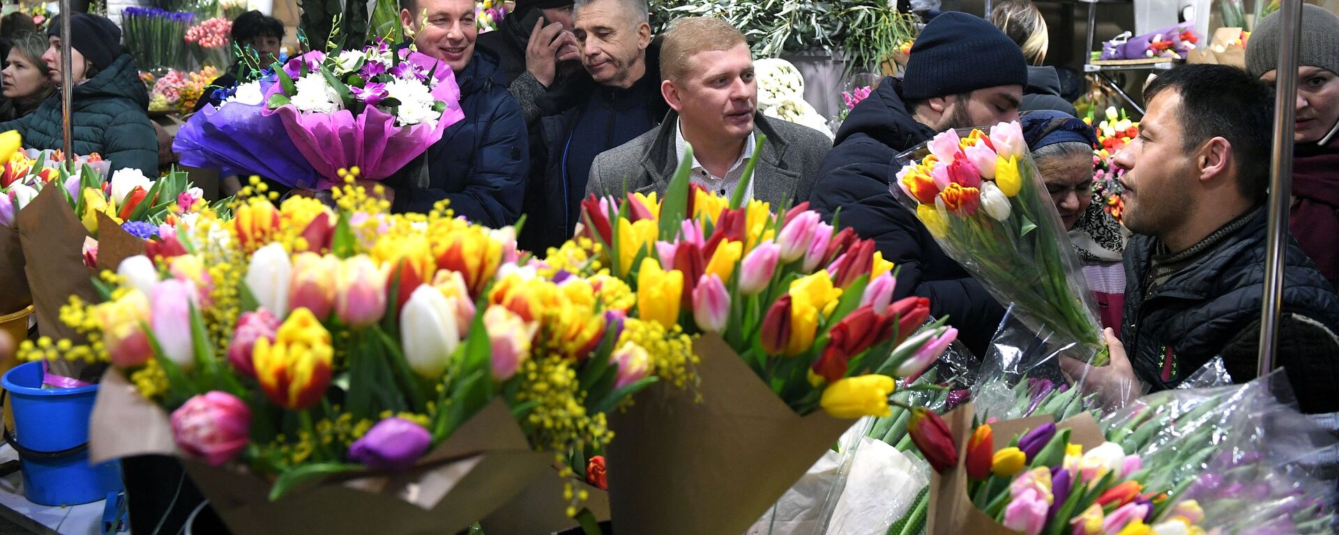 Enormes filas en una feria de flores moscovita en vísperas del día 8 de marzo - Sputnik Mundo, 1920, 08.03.2020