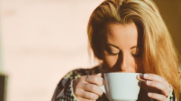 Una mujer toma café, referencial - Sputnik Mundo