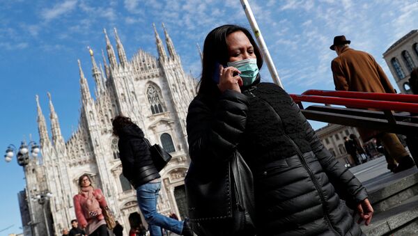 Una mujer lleva la mascarilla en Milán - Sputnik Mundo