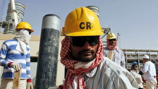 Trabajadores en un yacimiento de petróleo en Arabia Saudí - Sputnik Mundo