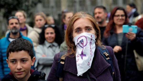 Una mujer se manifiesta por los derechos de las mujeres en Madrid - Sputnik Mundo