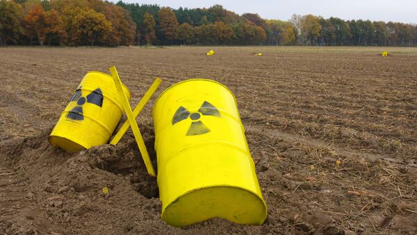 Barriles pintados con señales de peligro radioactivo - Sputnik Mundo