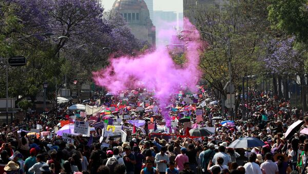 La manifestación en el Día Internacional de la Mujer en México - Sputnik Mundo